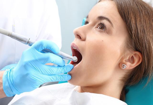 关于洗牙的4个谣言，牙医都辟谣了，还有人深信不疑