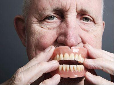 平均每个老人失牙约10颗！看了这，您就会知道该怎么选假牙！