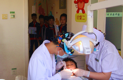 青岛市口腔医院新一轮适龄儿童免费窝沟封闭项目启动